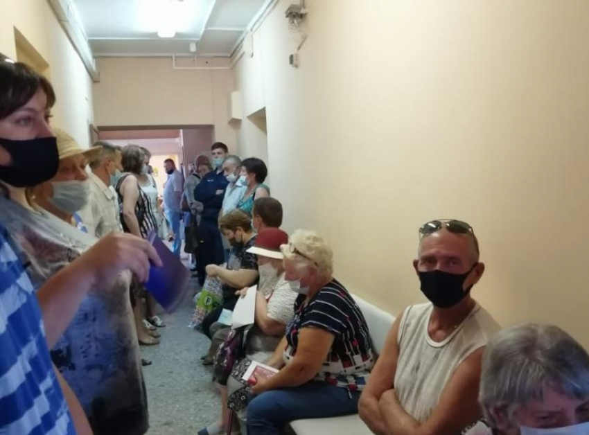 Очереди на вакцинацию против коронавируса прокомменировали в поликлинике Морозовского района