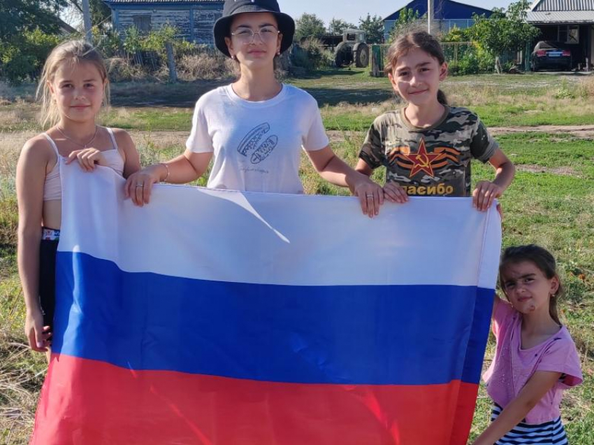 Российский гордый триколор: детей в хуторе Сибирьки познакомили с историей государственного флага