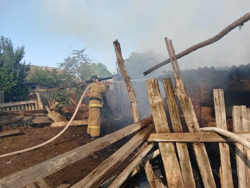 В хуторе Старопетровском сгорела хозпостройка