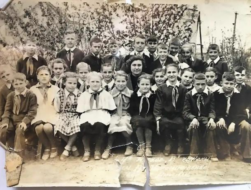 Детям с фотографии 4-го «В» школы имени «Мирошниченко» уже почти 70 лет