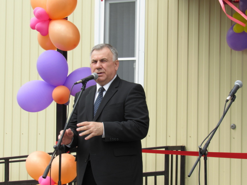 Петр Тришечкин выступил с речью на церемонии открытия нового садика 
