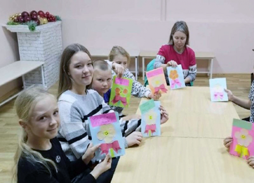 «Тепло маминых рук»: в Морозовске дети создали открытки ко Дню матери