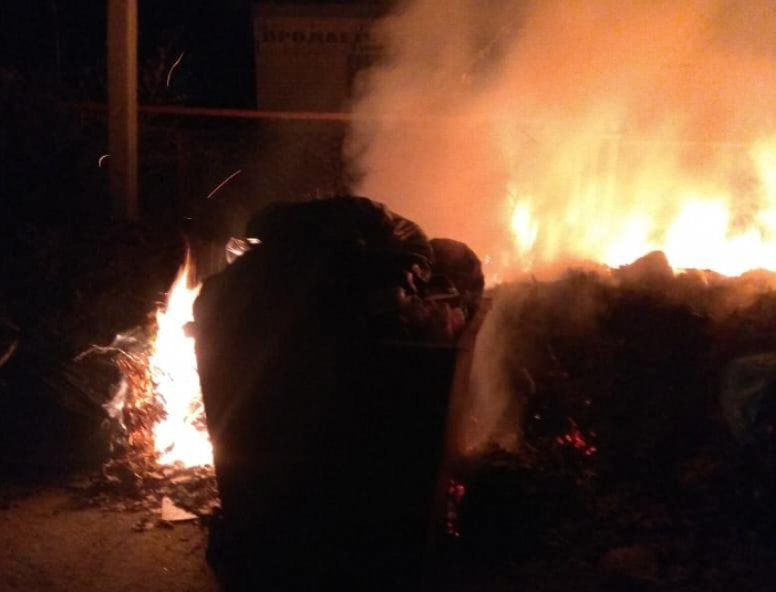 Вечером в Морозовске возле стадиона школы №4 загорелся мусор 