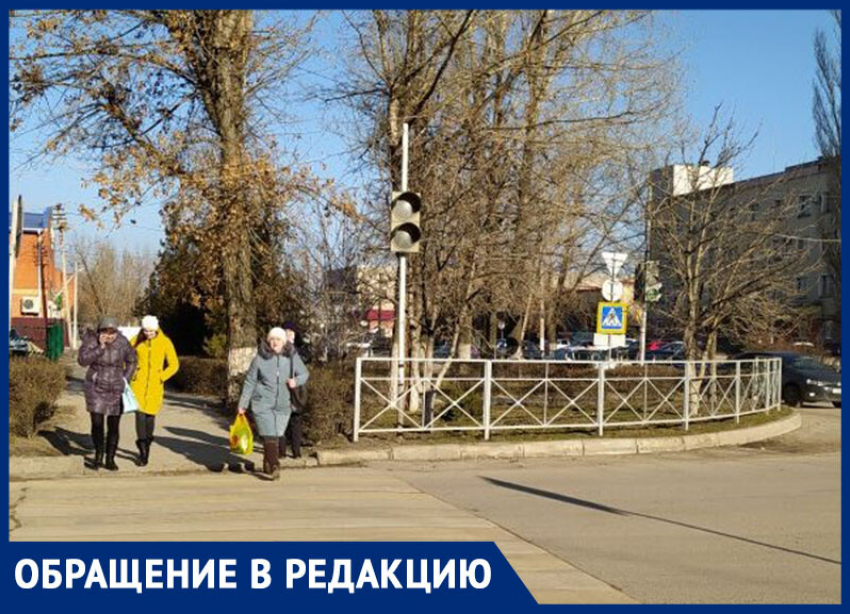Половина пешеходного светофора на перекрестке улиц Ленина и Подтелкова не работает! - морозовчанка