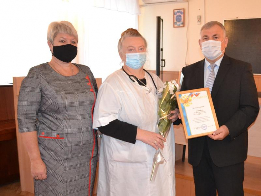 Глава Морозовского района Петр Тришечкин отметил грамотами сотрудников ковидного госпиталя