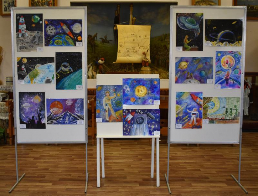Выставку детских рисунков «Удивительный мир космоса» подготовили в краеведческом музее Морозовска 