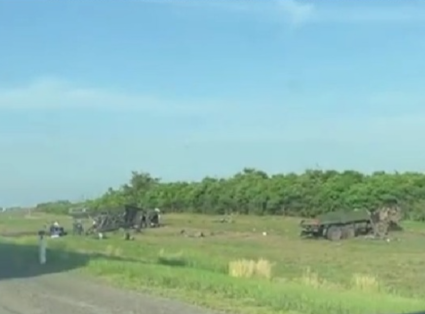Два военных грузовика слетели с трассы под Морозовском