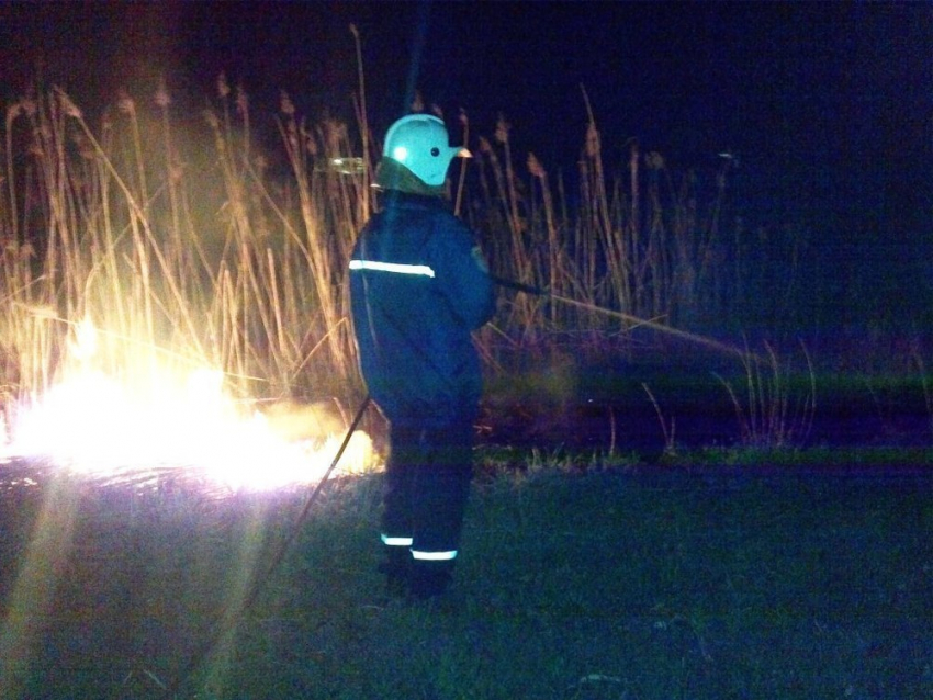За ночь в Морозовске ликвидировали два ландшафтных пожара