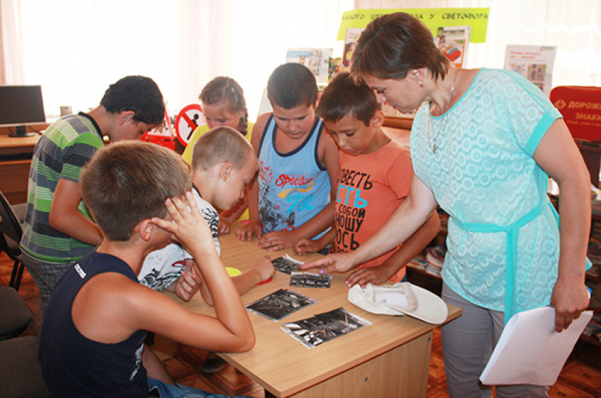 "Автомульти» и «Зелёный огонёк» заинтересовали школьников Морозовска в библиотеке 