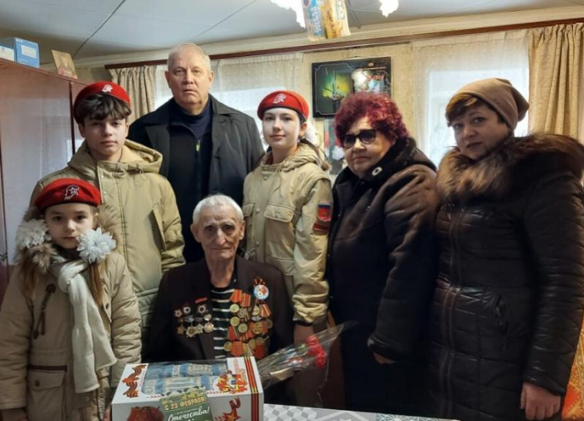 Ветерана Великой Отечественной войны в Морозовске поздравили с наступающим Днем защитника отечества