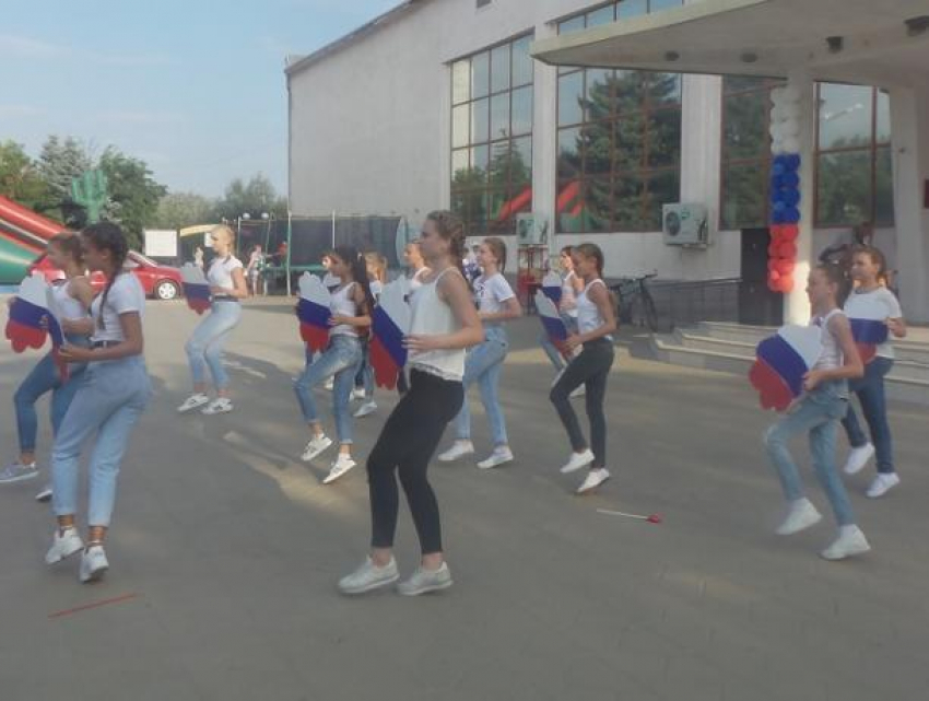"Белые", «Синие» и «Красные» искали символ страны в День флага России в Морозовске 