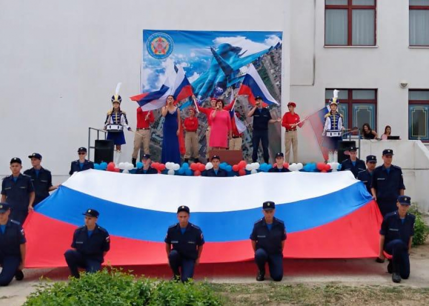 Концерт и автопробег прошли в День флага России в Морозовске