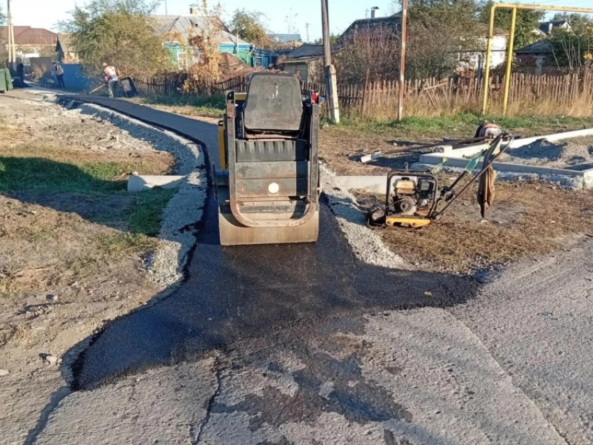 В Морозовске борются с лужами на улице Ленина