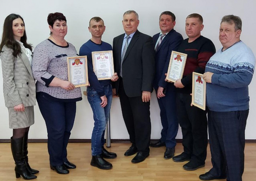  Петр Тришечкин вручил почётные грамоты за добросовестный труд работникам сферы жилищно-коммунального хозяйства