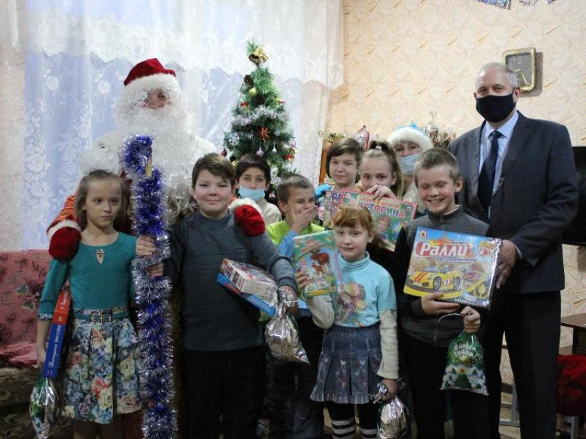 Мэр Морозовска Юрий Соколовский поздравил с Новым годом детей из социального приюта «Росток"