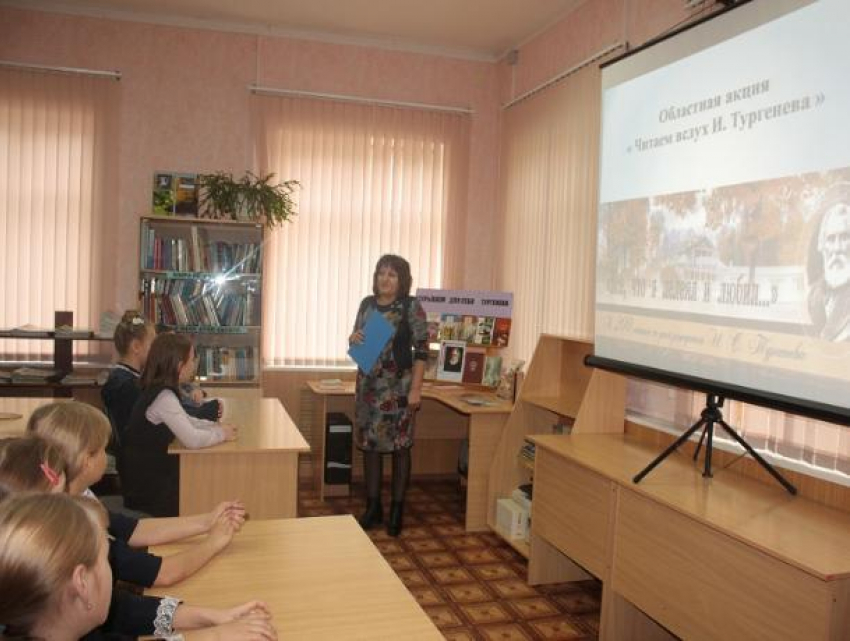Акцию «Читаем вслух Тургенева» провели в детском отделе центальной библиотеки Морозовска
