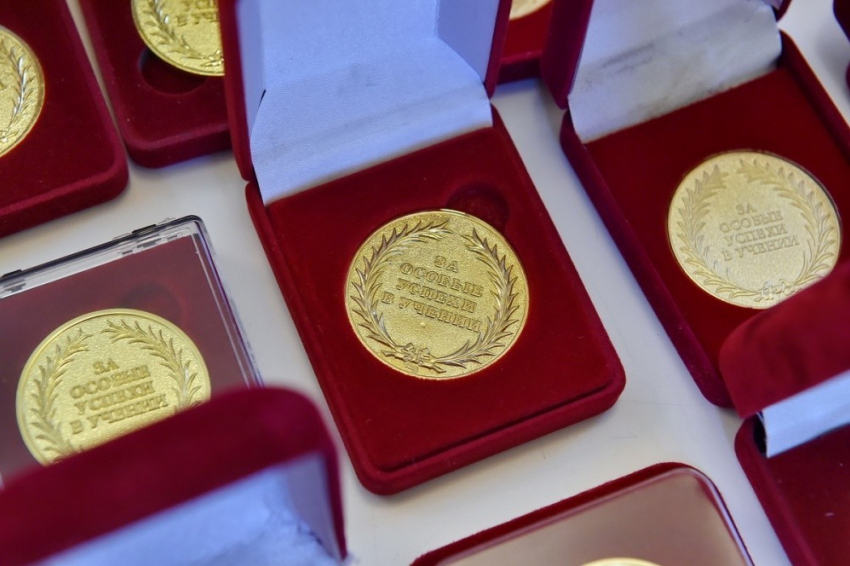 Золотую медаль получили 22 выпускника в Морозовском районе