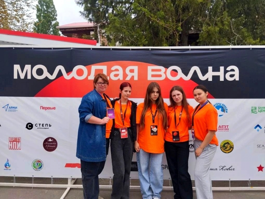 Молодёжь Морозовского района отправилась за новыми знаниями и идеями на «Молодую волну»