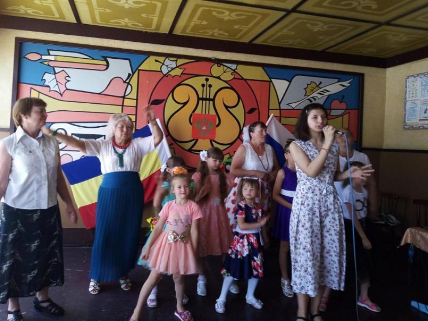 Пели, танцевали, читали стихи: День России в хуторе Старопетровском отметили с большим размахом
