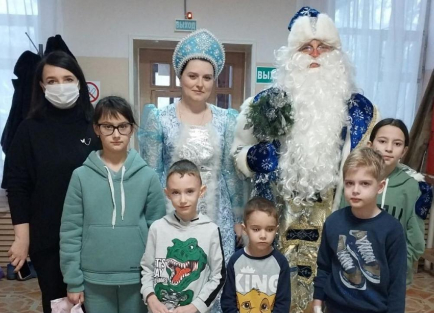 Детей, находящихся на лечении в Морозовской районной больнице, поздравили с Новым годом Дед Мороз и Снегурочка