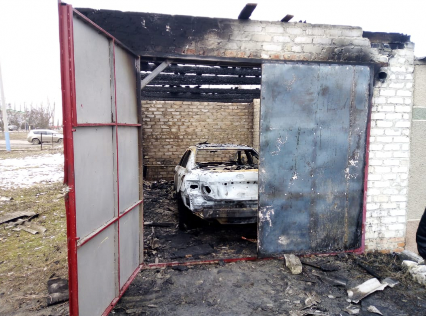 Ночью 18 января в Морозовске на улице Яблочкина сгорел гараж с машиной