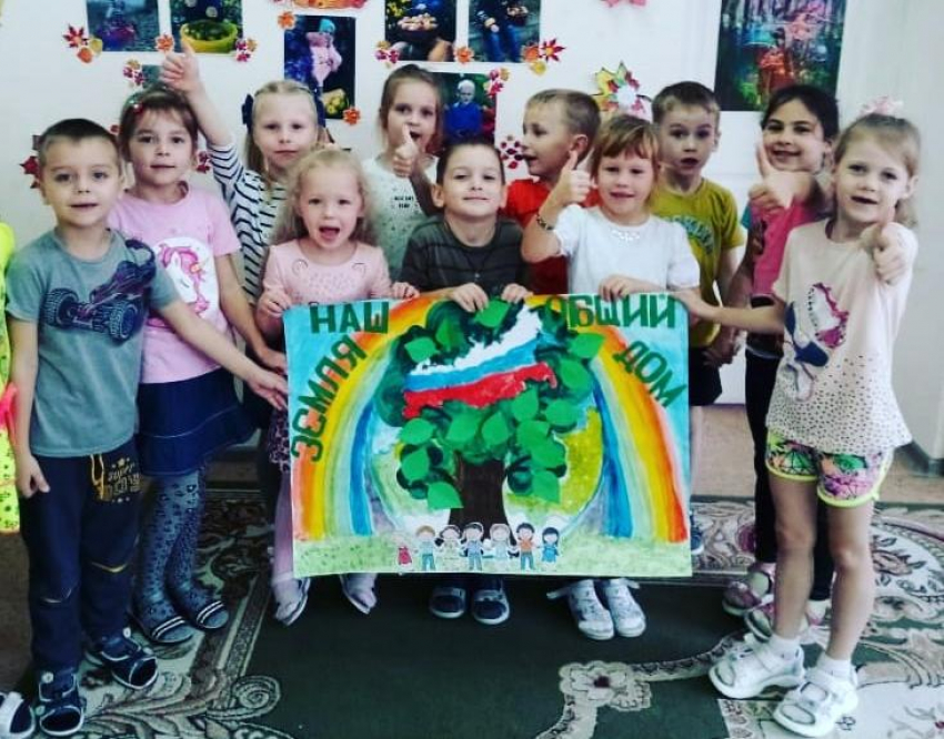 Группа «Радуга» в детском саду «Сказка» все вместе нарисовали рисунок к Дню народного единства