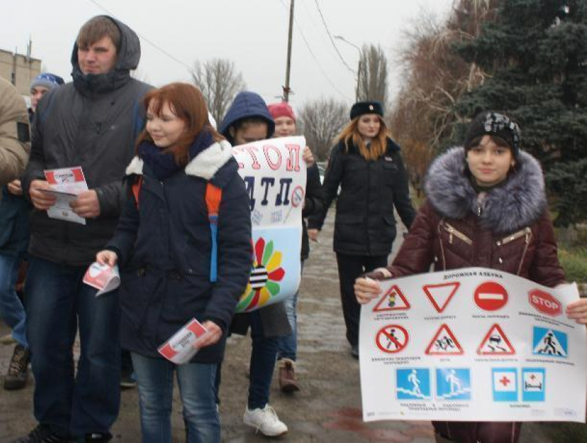 Вспомнить о жертвах ДТП предложили участники акции в Морозовске