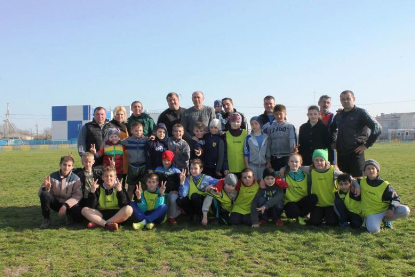 В Морозовске прошел дружеский футбольный матч детей и родителей