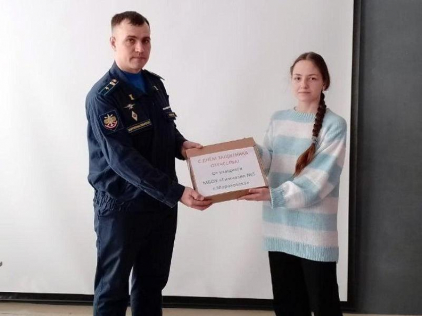 Старшеклассники гимназии №5 встретились с военнослужащими Морозовского района 