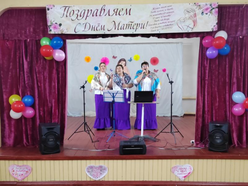 Душевный концерт и выставку детских рисунков подготовили ко Дню матери в Сибирьчанском сельском клубе 