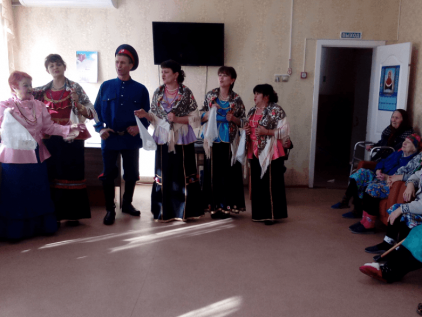 Ансамбль народной песни «Отрада» выступил в Центре социальных услуг Морозовского района 