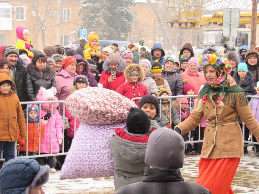 Морозовчане проводили Масленицу 2018 с блинами, песнями, молодецкими забавами и сжиганием чучела