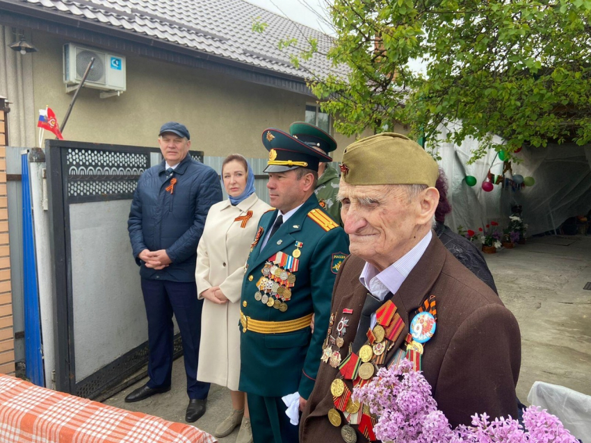 Для ветерана Великой Отечественной войны Василия Тесленко в Морозовске провели персональный мини-парад