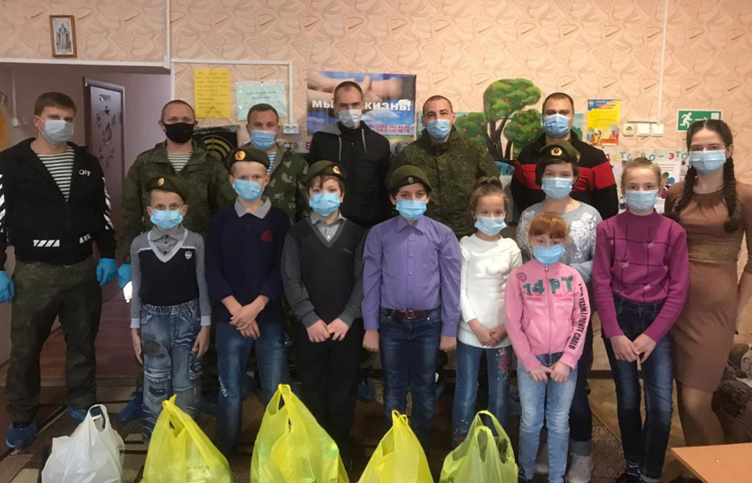 День военного разведчика в Морозовске отметили посещением детского приюта и подарками для детей