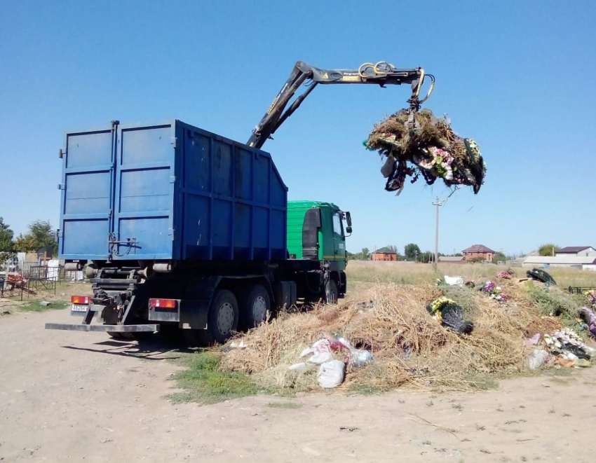 Мусор с кладбищ Морозовска начали вывозить