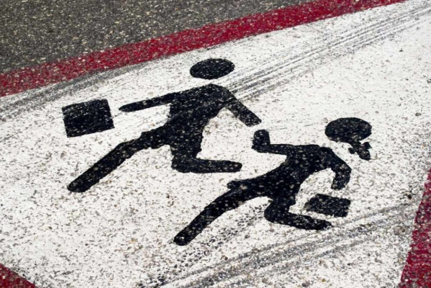 Семилетний мальчик попал под колеса автомобиля рядом со школой в Морозовске