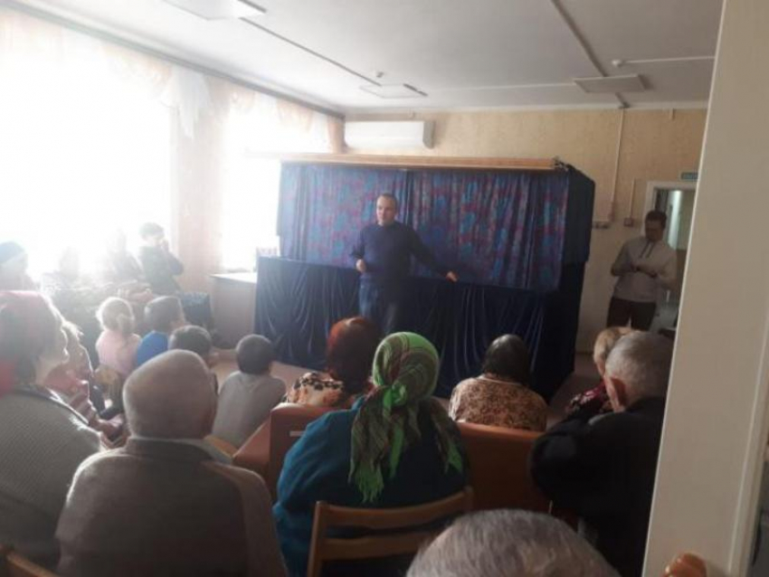 Прихожане волгодонской общины православных христиан посетили центр социальных услуг в Морозовске