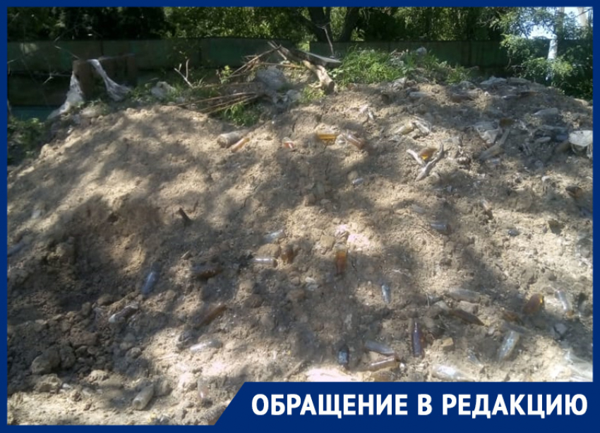 Бутылки и другой мусор морозовчане сняли на видео на территории бывшей межрайбазы, где сливают на землю молоко