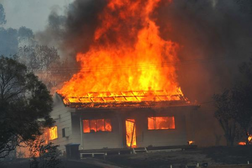 Крыша жилого дома сгорела на улице Морозовска