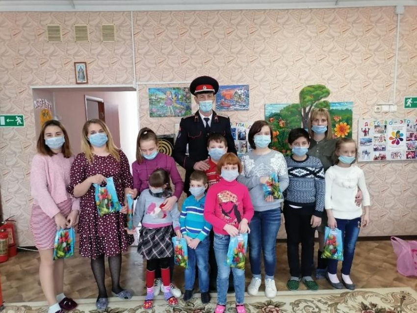 Казаки Морозовского юрта поздравили с 8 марта воспитанниц детского приюта
