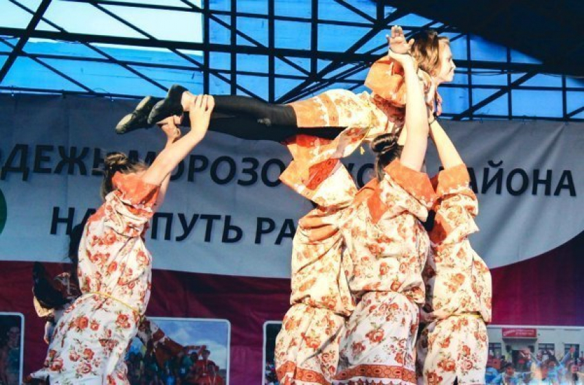 Молодежь выступила в свой праздник на сцене Морозовска и попала на видео