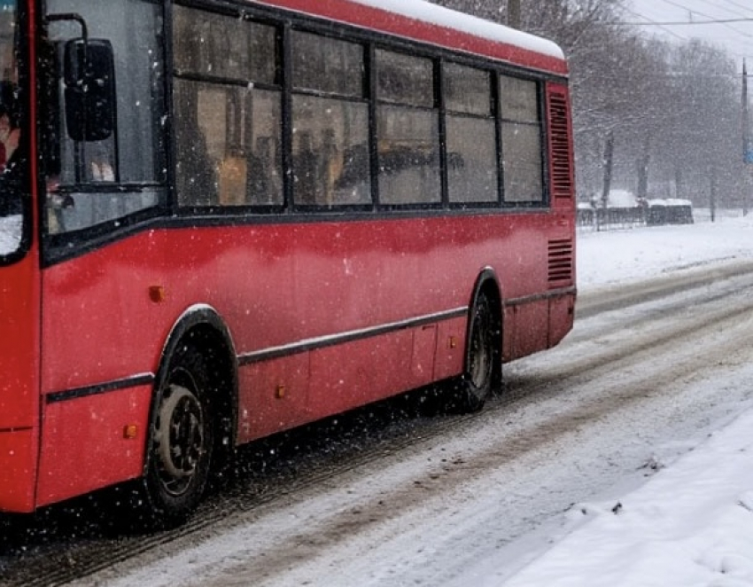 Несколько автобусных рейсов отменили в Морозовском районе из-за непогоды 