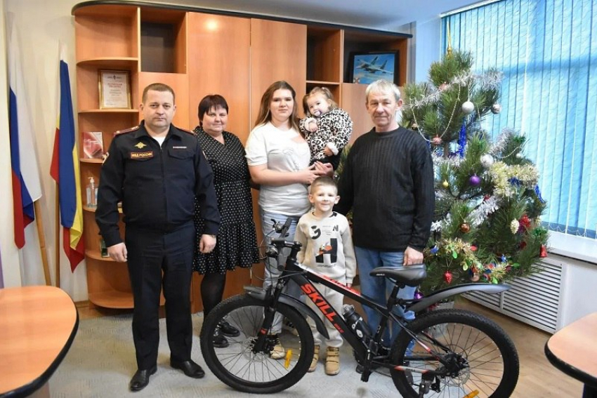 Полицейские Морозовска исполнили новогоднюю мечту ребенка