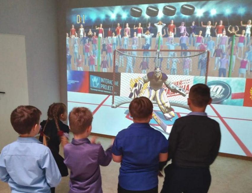 Интерактивный спортивный инвентарь «Точки роста» дети в гимназии Морозовска используют для веселых переменок