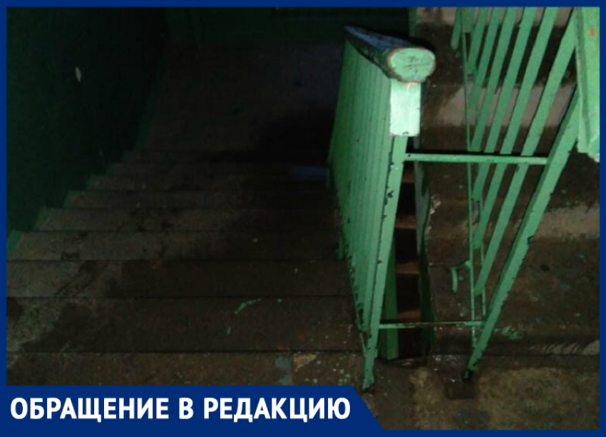 Подъезд многоквартирного дома на улице Зеленского в Морозовске снова залило водой