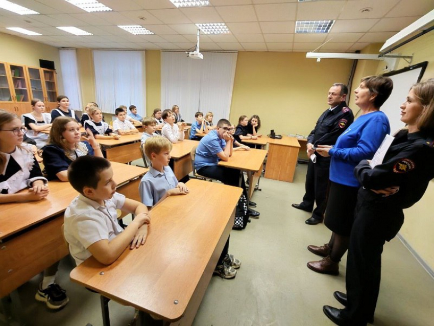 Морозовские полицейские встретились с учениками «полицейского класса»