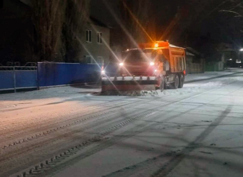 В Морозовске вышли на ночную борьбу со снегом