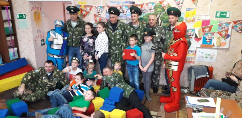 Ветераны-пограничники по-семейному поздравили детей из приюта и пожилых морозовчан