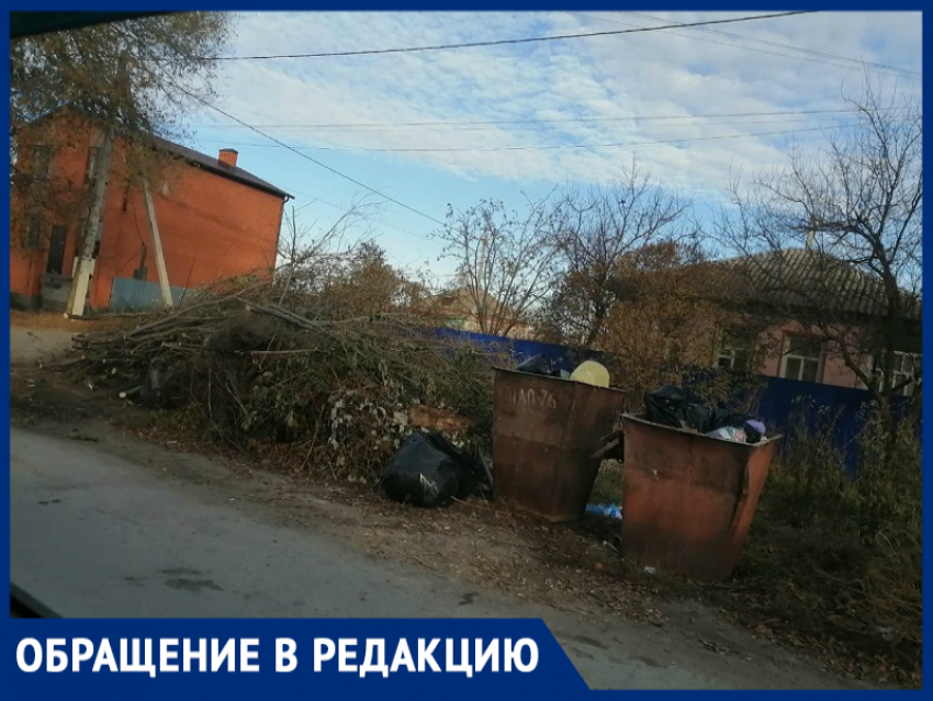 Угол улицы Чапаева и переулка Комсомольский в Морозовске утонул в мусоре 