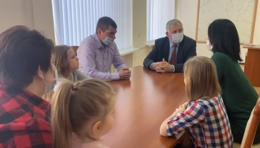 Две многодетные молодые семьи Морозовского района получили сертификаты на приобретение жилья